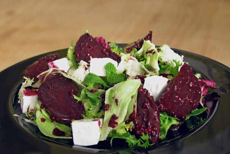 Salat mit Rüben und Käse zur Gewichtsreduktion